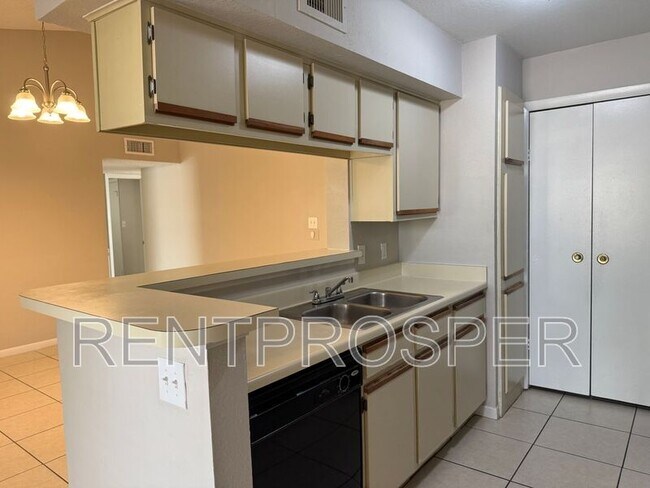 Foto del edificio - 5545 Devonbriar Way