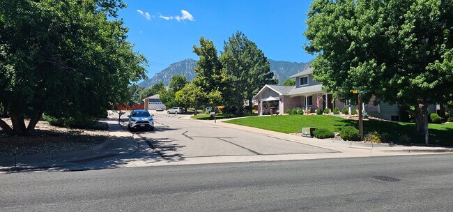 Building Photo - Country Broadmoor home