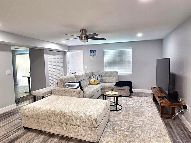 Foto del edificio - 5105 Tangerine Ave S