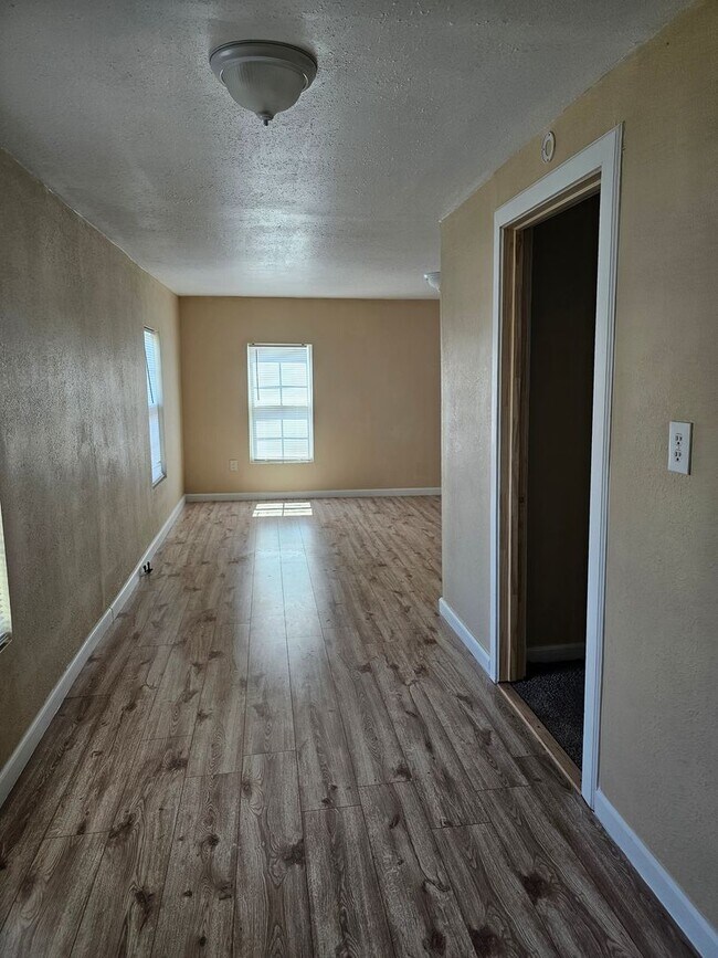 Foto del edificio - 2x1 Home Available Now