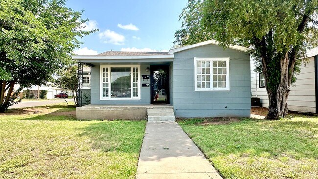 Foto del edificio - Three Bedroom near Campus! Available now!