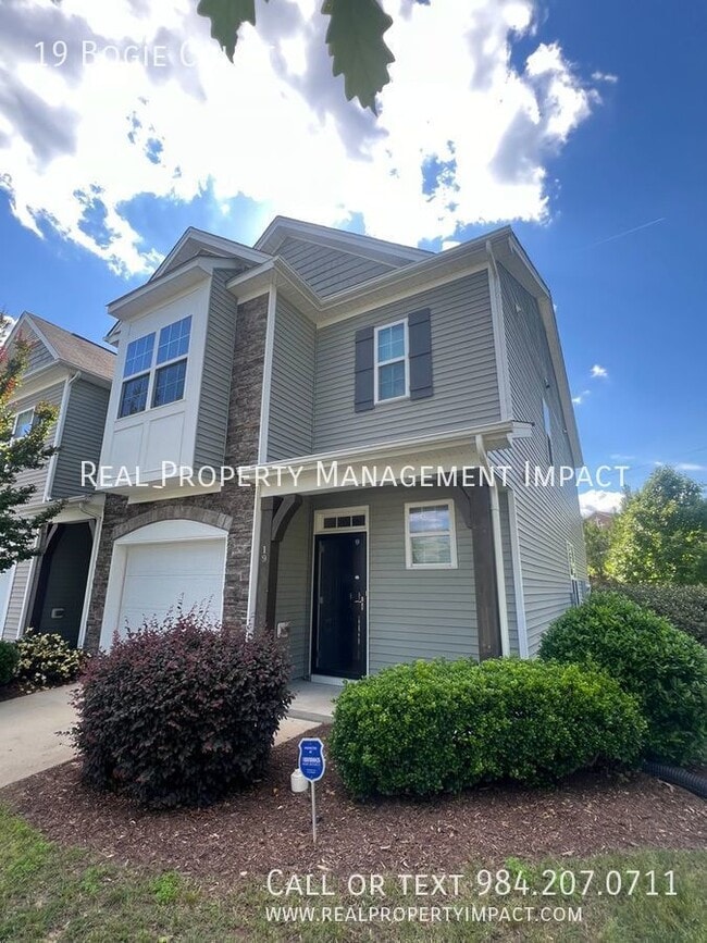 Building Photo - 3 Bedroom 2 Bath End Townhome located in Q...