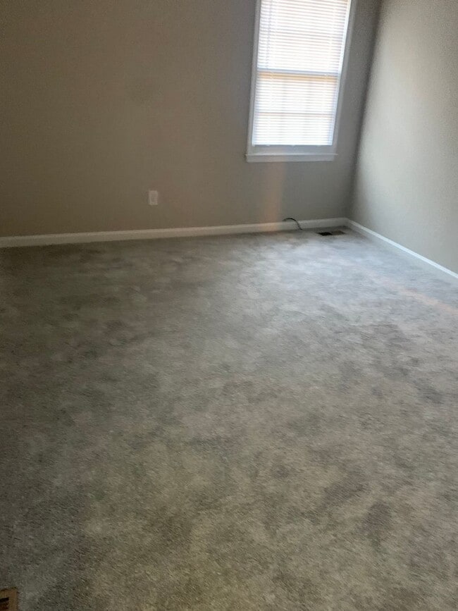 Foto del edificio - 3 BEDROOM BRICK RANCH WITH FENCED IN BACK ...
