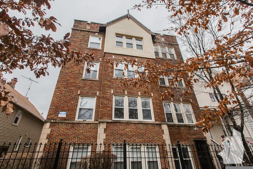Foto principal - 2944 N Albany Ave