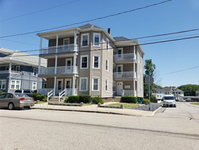 678 Grove St Unit 1R, Woonsocket, RI 02895 Condo for Rent in