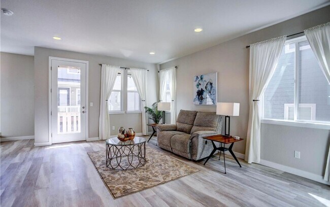 Building Photo - 3 Bedroom Townhome in Aurora