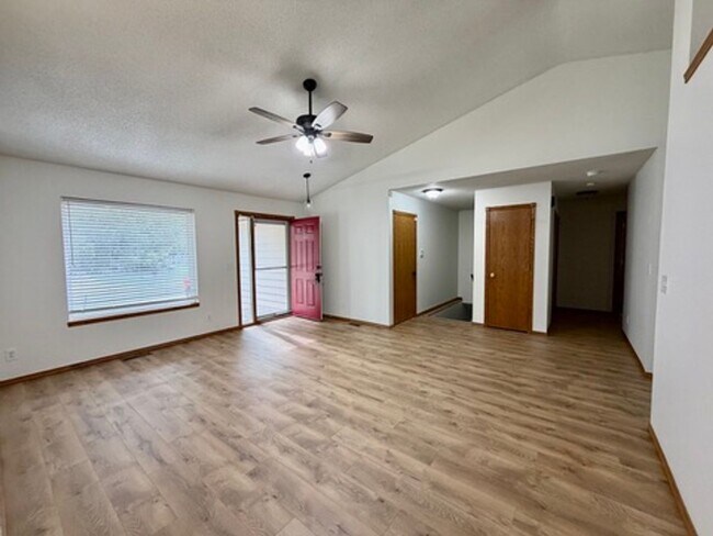 Building Photo - 4 bedroom Home in Regency Lakes!