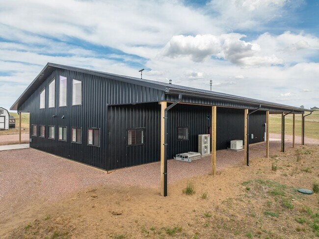 Foto del edificio - 4 BED | 2 BATH | BARNDOMINIUM | HOT SPRING...