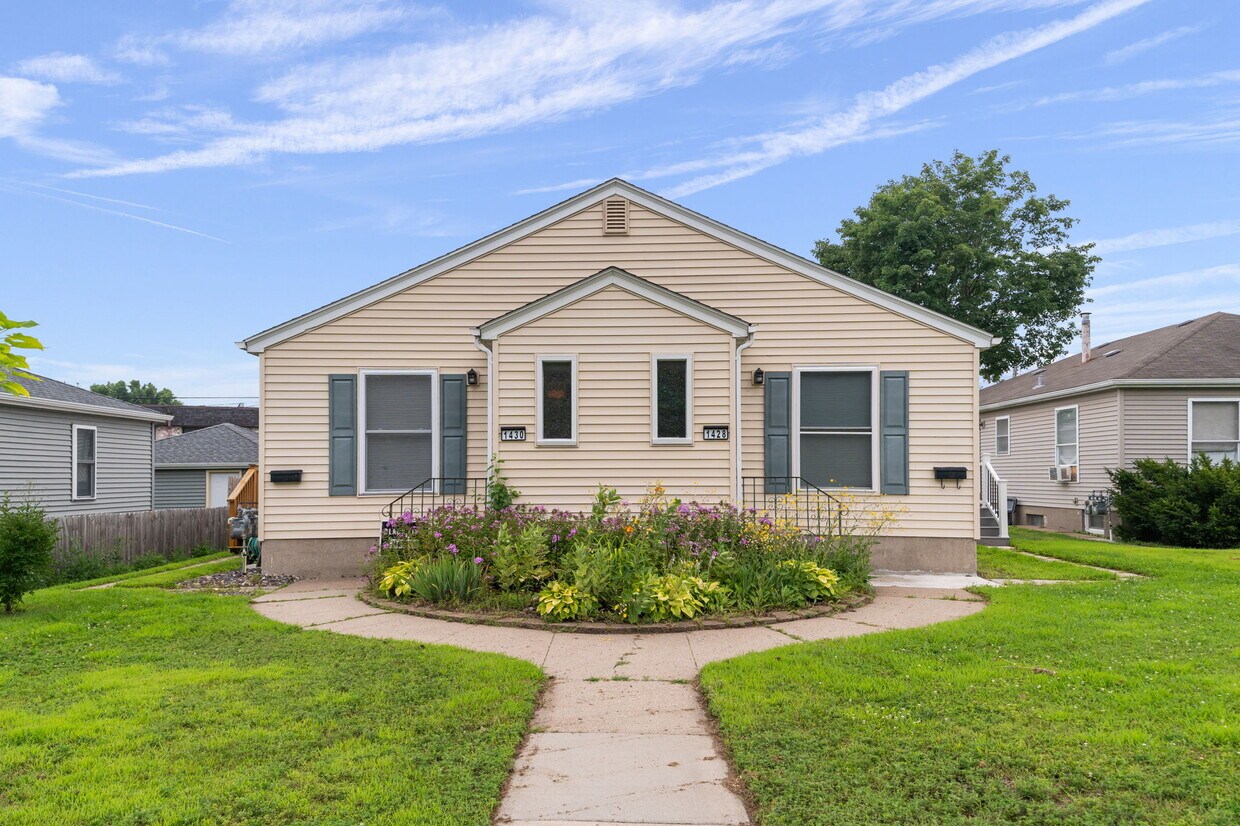 Foto principal - 1430 Lake St NE