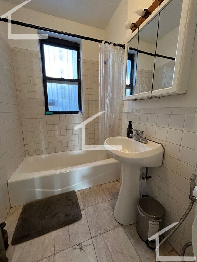 Foto del edificio - Great 4 Bed Available 8/1/26