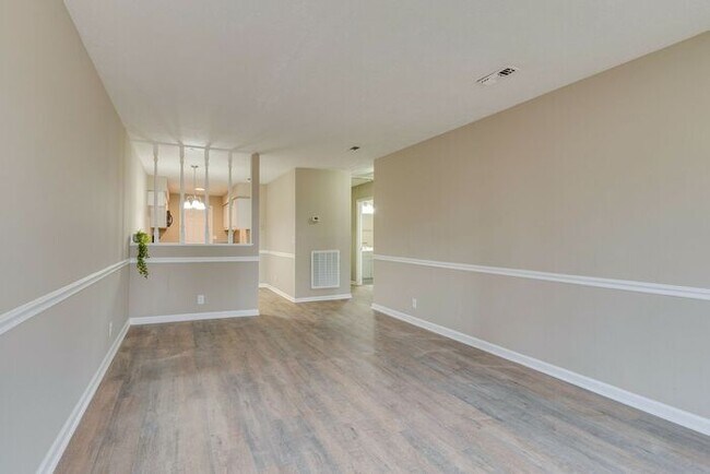 Building Photo - Beautiful Renovated Duplex in Madison