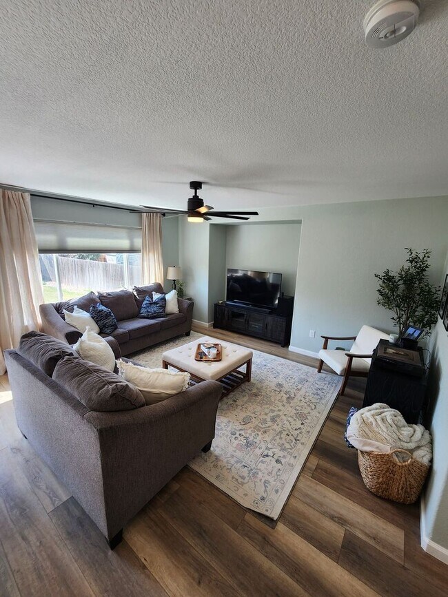 Foto del edificio - Beautiful 2-Story Home with Finished Basem...