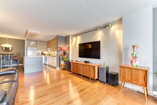 Building Photo - 4411 R. Saint-Denis