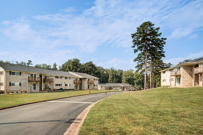 Foto del edificio - Crown Pointe Apartment Homes