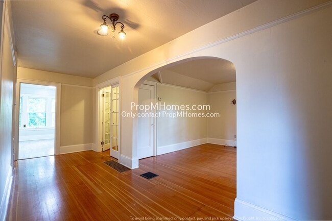 Building Photo - Cozy Three-Bedroom Duplex in Historic Irvi...