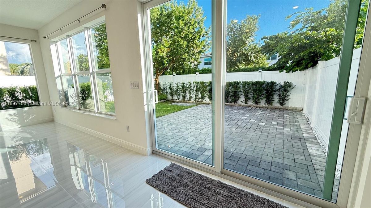 Foto del edificio - 9614 Waterview Way
