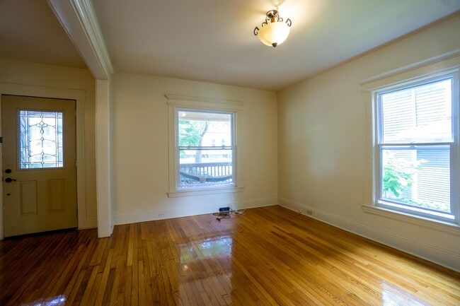 Building Photo - Bright, Open , First Floor Flat With Front...