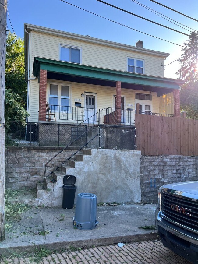 Building Photo - Updated 2BR Townhouse now showing!