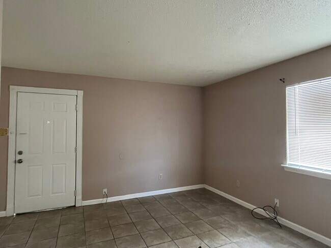 Sala de estar - 1036 Eli Ct