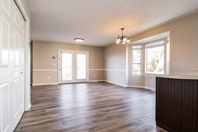 Building Photo - 672 S Pheasant View Dr