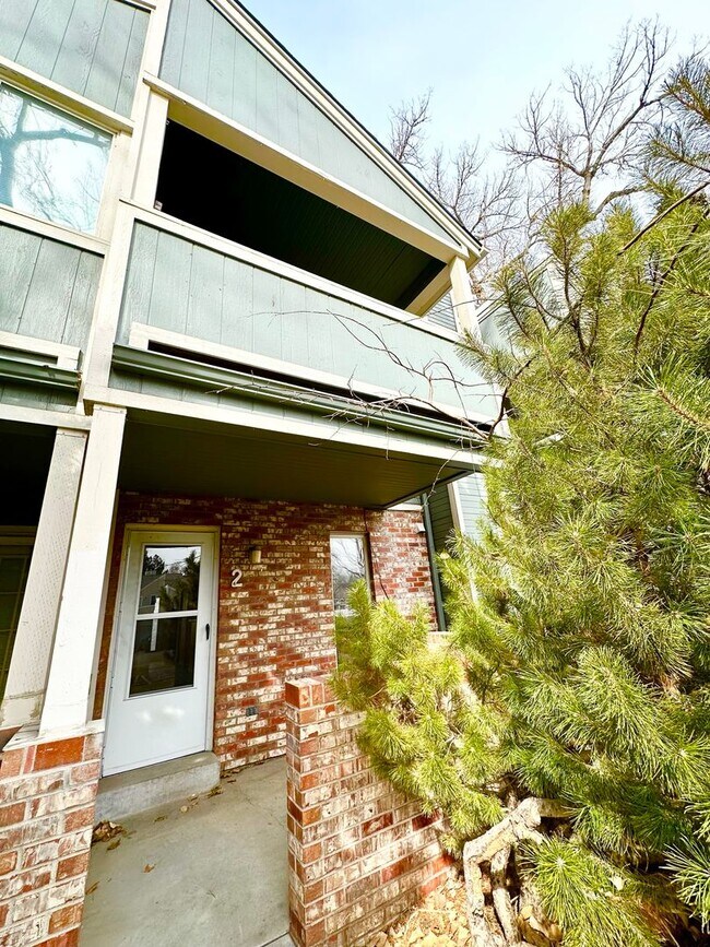 Foto del edificio - Newly Updated Townhome with Three Balconie...