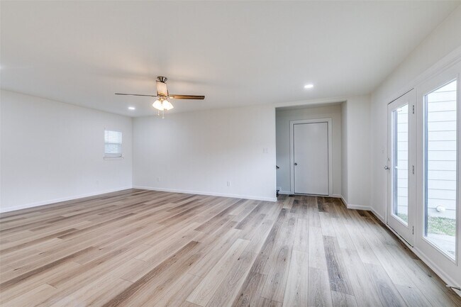 Building Photo - 2917 Dale Dr