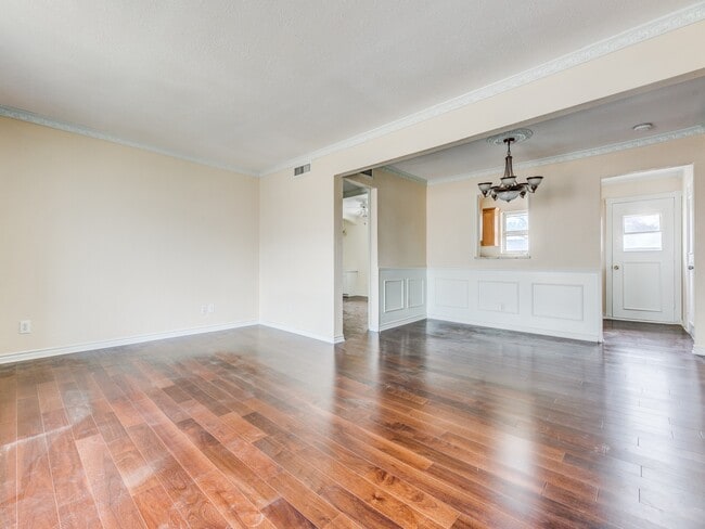 Building Photo - 5833 Sandhurst Ln