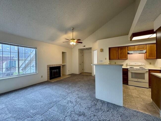 Building Photo - 2 Bedroom 1 Bath In Aurora Available NOW!!