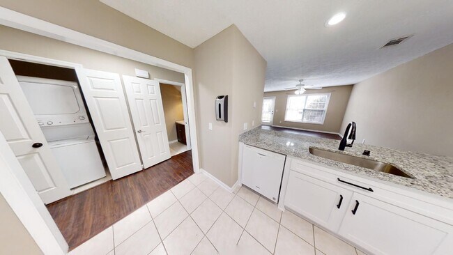 Foto del edificio - Donahue Crossing Condo