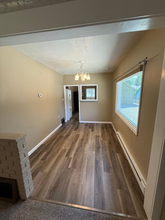 Building Photo - 532 Parkhill Dr