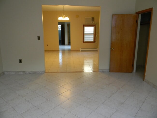 Building Photo - 18 Zabriskie St