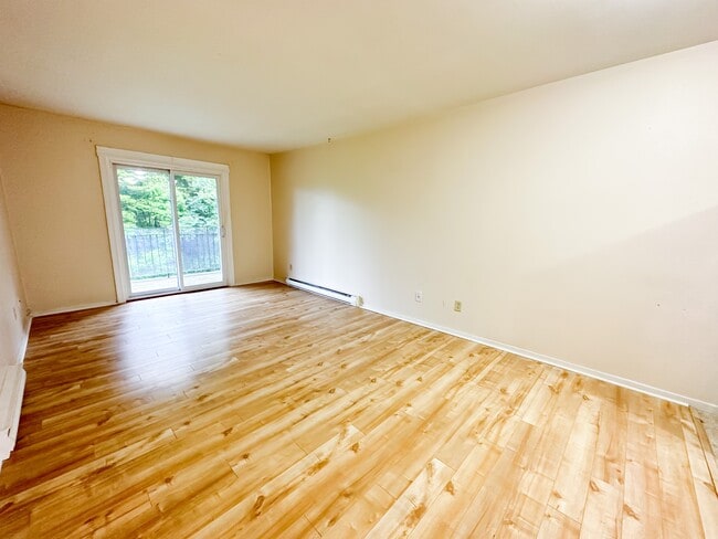 Building Photo - 546 Martha Ave