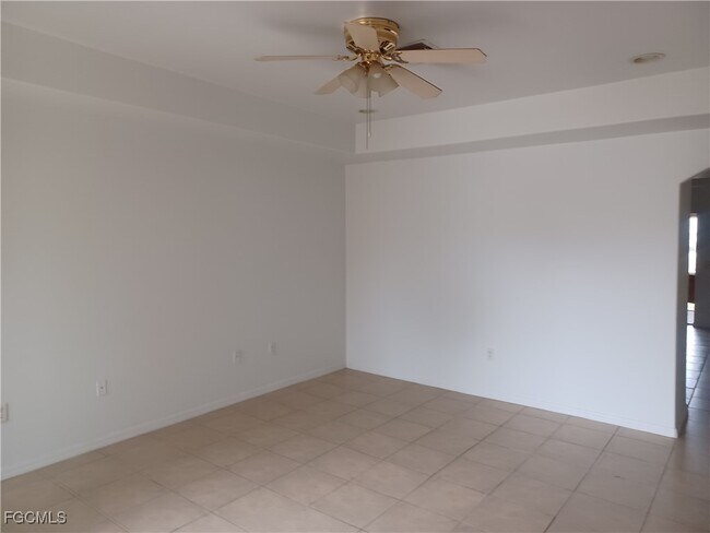 Foto del edificio - 3020 SE Santa Barbara Pl