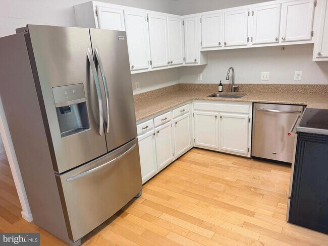 Foto del edificio - 6062 Hollow Hill Ln