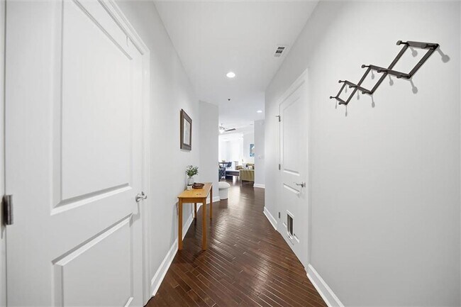 Foto del edificio - 325 East Paces Ferry Rd NE