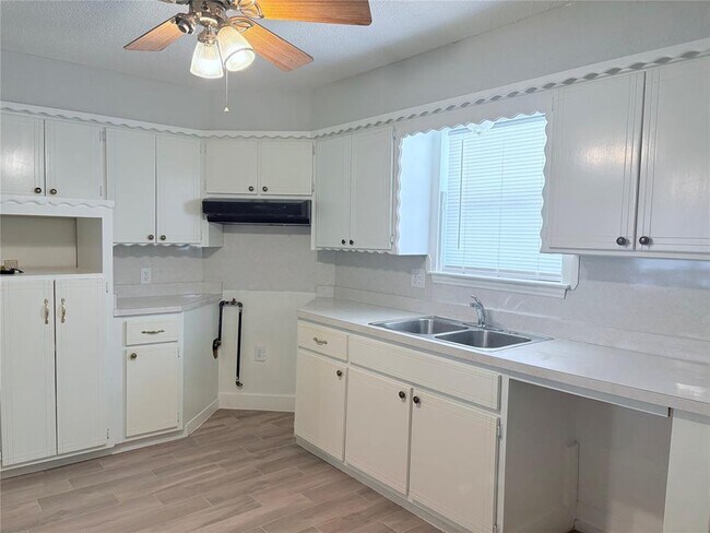 Building Photo - 625 SW 68th St
