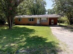 Building Photo - 205 Trailwood Dr