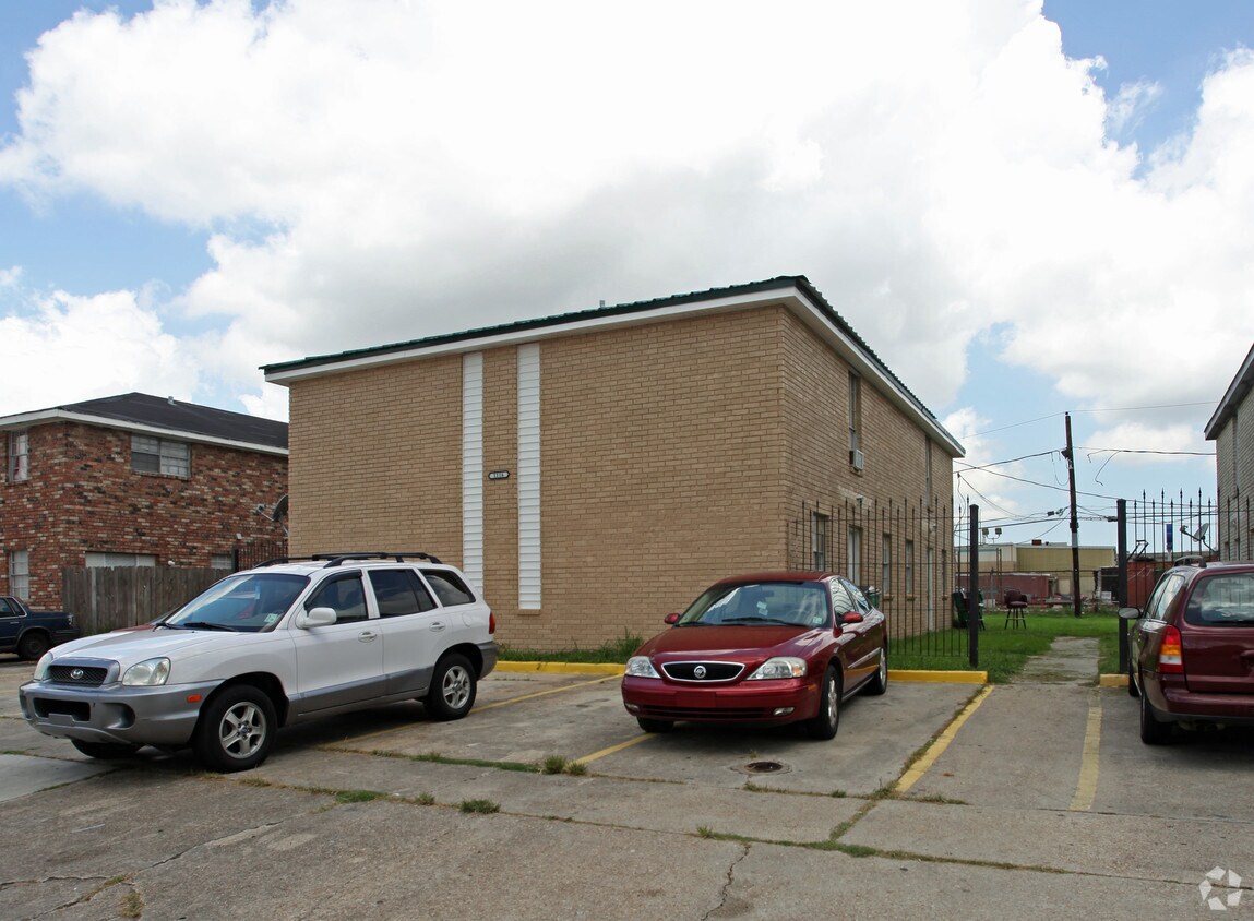 11121116 Crape Myrtle Dr, Harvey, LA 70058 Apartments in Harvey, LA