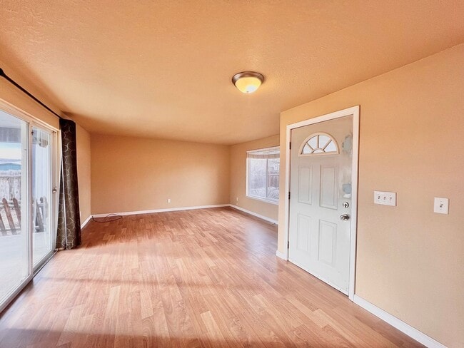 Building Photo - Rustic Home in Prineville, Oregon!