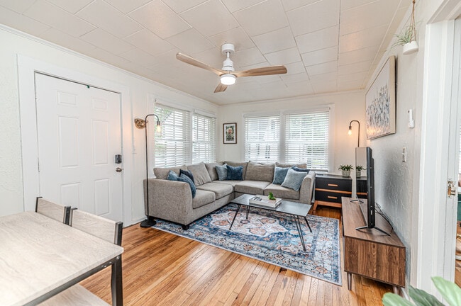 Building Photo - 508A W Chisholm St