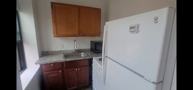 Building Photo - Affordable Student Friendly 1-bed ONLY HAL...