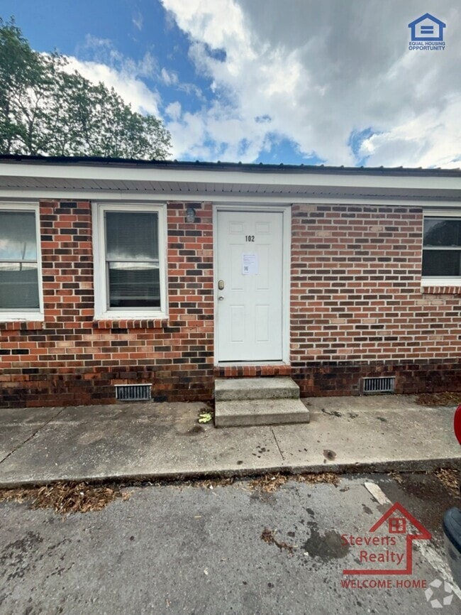 Building Photo - 500 Skyline Dr