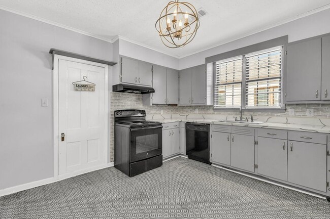 Building Photo - 2 bed/1 bath apartment