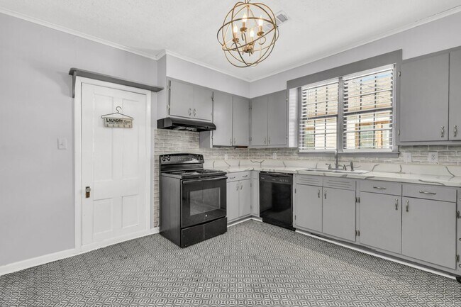 Foto del edificio - 2 bed/1 bath apartment