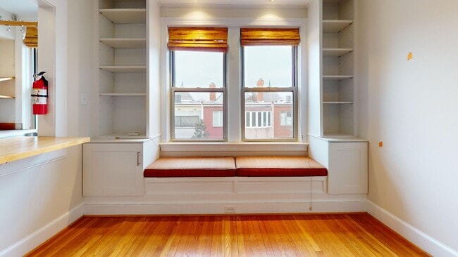 Building Photo - Historic Capitol Hill One Bedroom W/Open Floor Plan & Fireplace