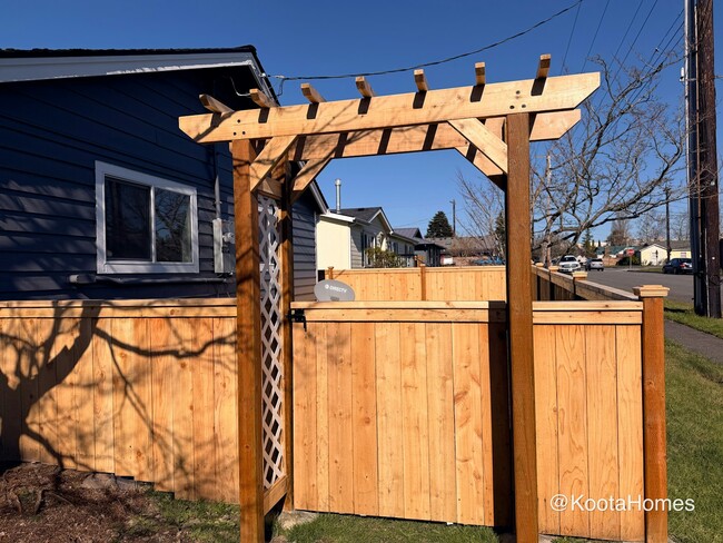 Building Photo - 1215 Skagit St