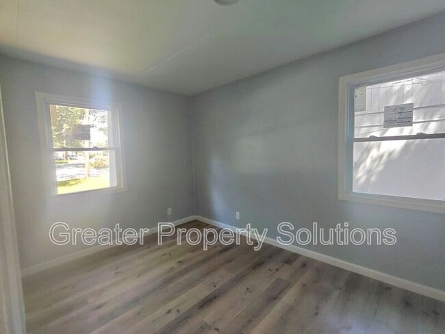Building Photo - 2311 Del Plain Ave