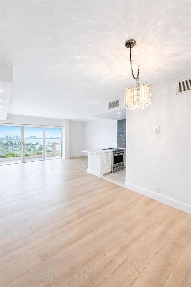 Foto del edificio - 880 NE 69th St