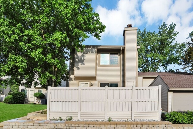 Building Photo - 542 Del Lago Dr