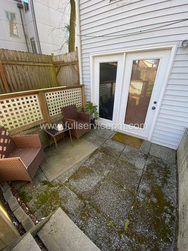 Foto del edificio - 8008 Roosevelt Way NE